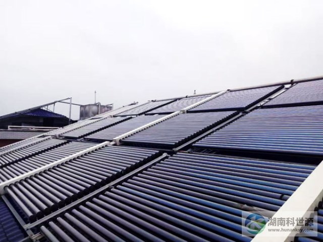 斜屋面真空管太陽能熱水工程