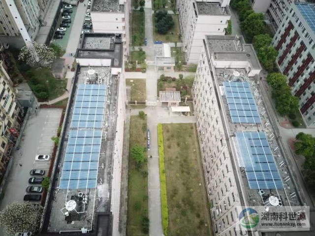 懷化學院宿舍屋頂太陽能熱水工程