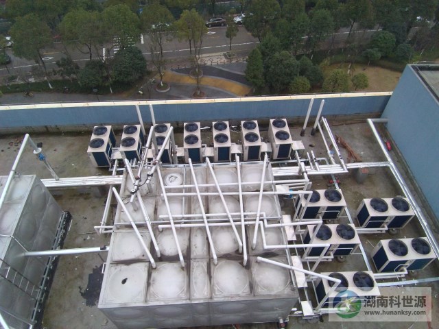 航拍學校屋頂空氣能熱水工程