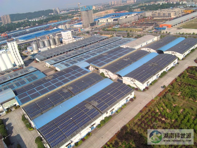 航拍屋頂太陽能光伏發電系統