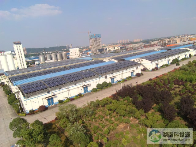 航拍屋頂太陽能光伏發電系統