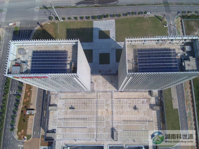 航拍屋頂太陽能熱水系統工程