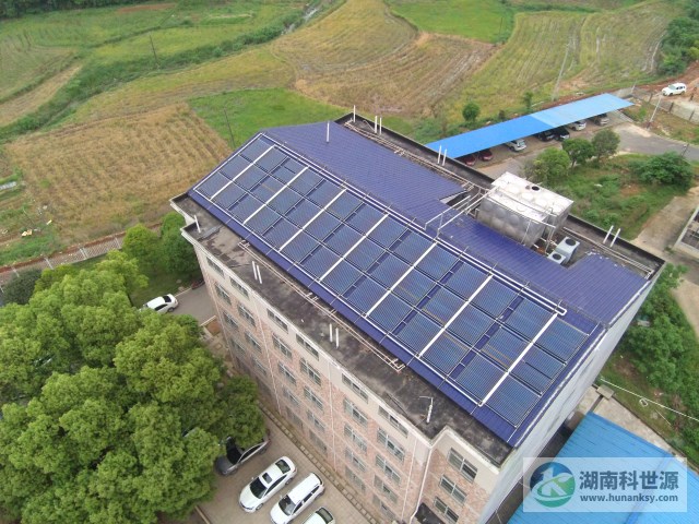 斜屋頂真空管太陽能熱水系統