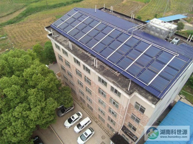 斜屋頂真空管太陽能熱水系統