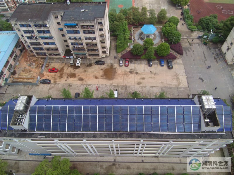 宿舍斜屋頂太陽能熱水系統