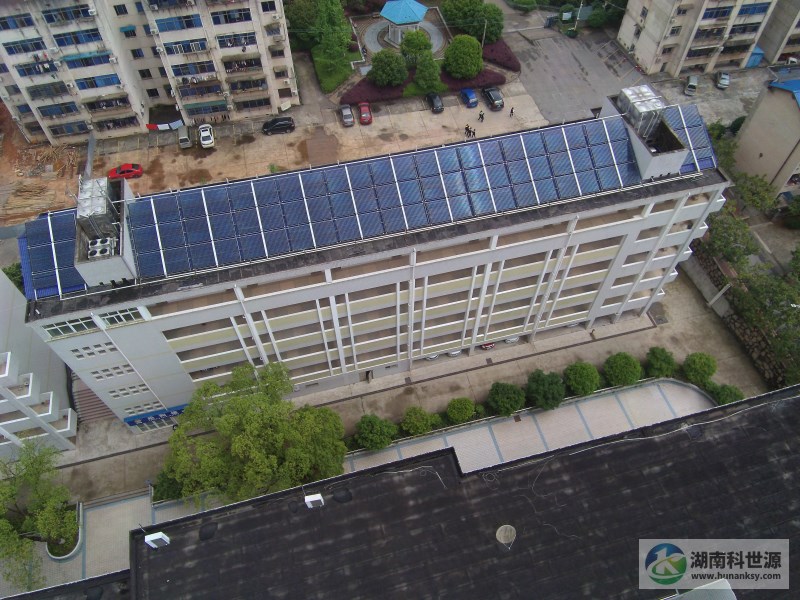 宿舍斜屋頂太陽能熱水系統