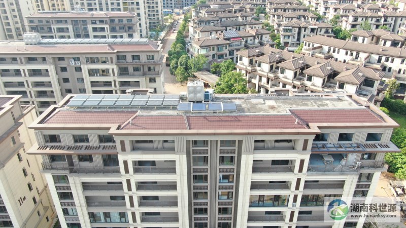 航拍屋頂太陽能熱水系統