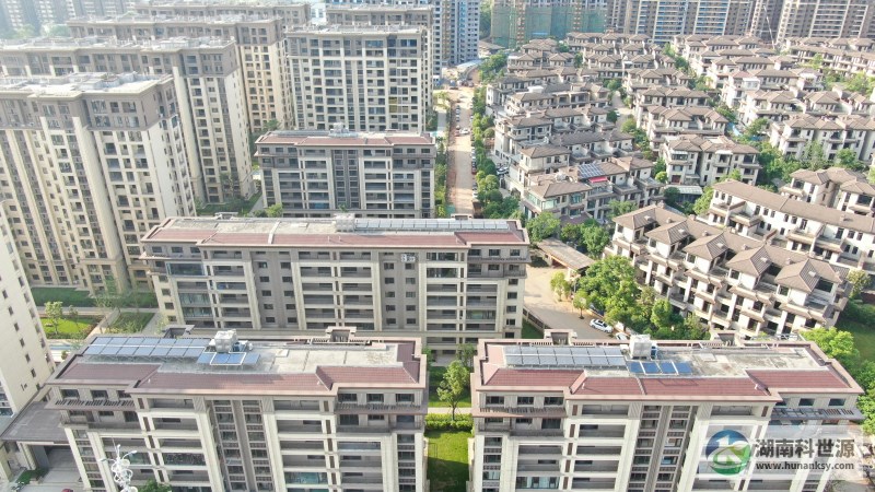 航拍屋頂太陽能熱水系統