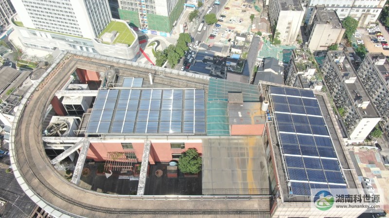 航拍屋頂太陽能熱水系統