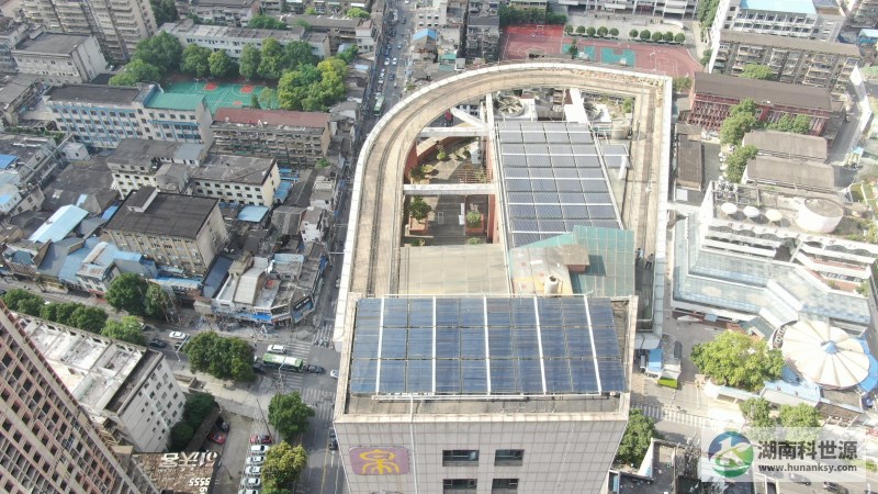 航拍屋頂太陽能熱水系統