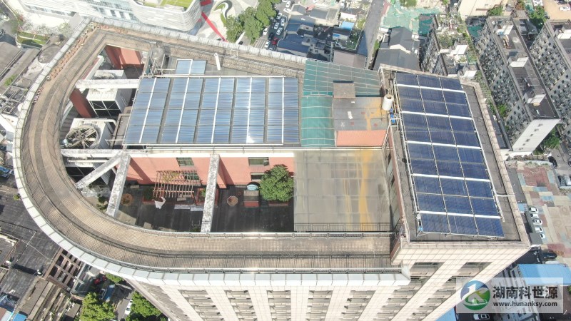 航拍屋頂太陽能熱水系統