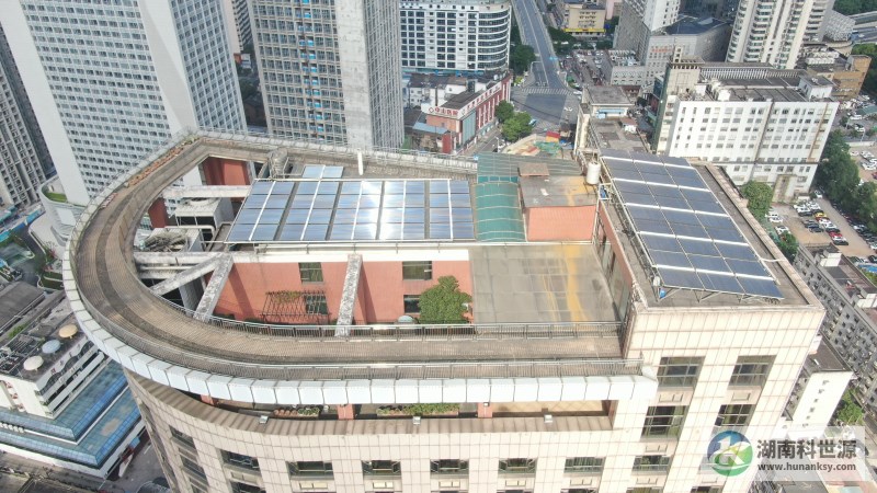 航拍屋頂太陽能熱水系統